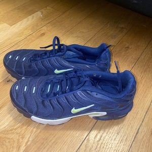 Nike air max navy blue with lime check mark used but looks brand new